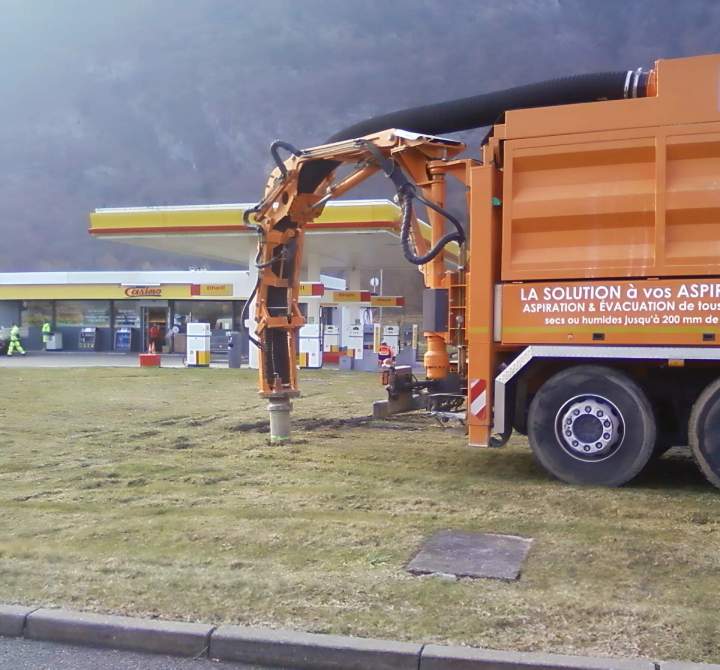 Nous louons une excavatrice-aspiratrice.