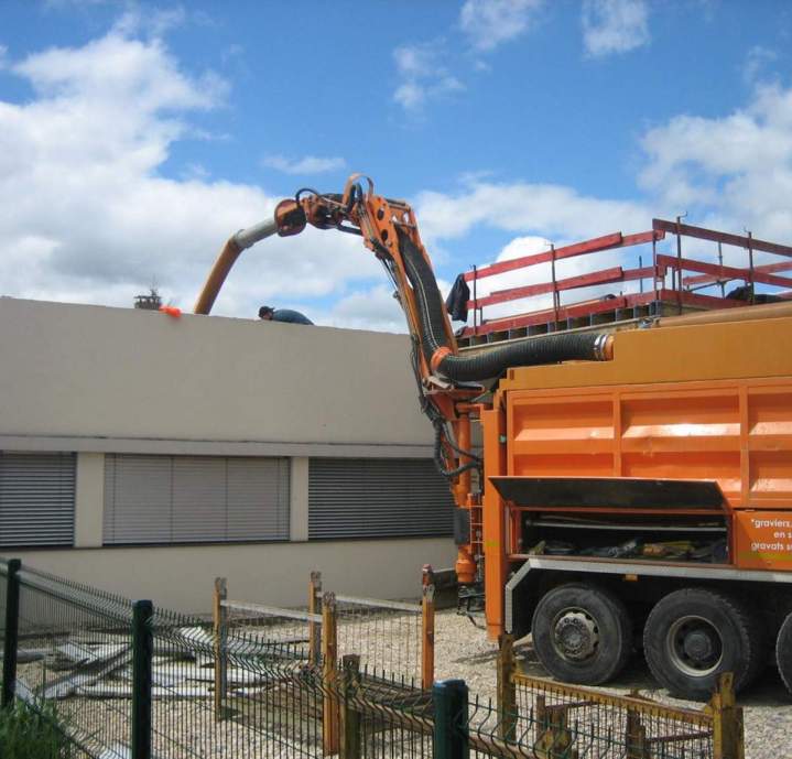 Nous sommes spécialisés dans l’aspiration de graviers en toiture.